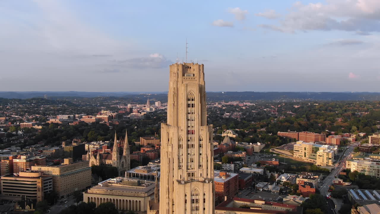 초여름 저녁 피츠버그 오클랜드 지역 학습 대성당 꼭대기의 "zolly" 공중 설정 샷