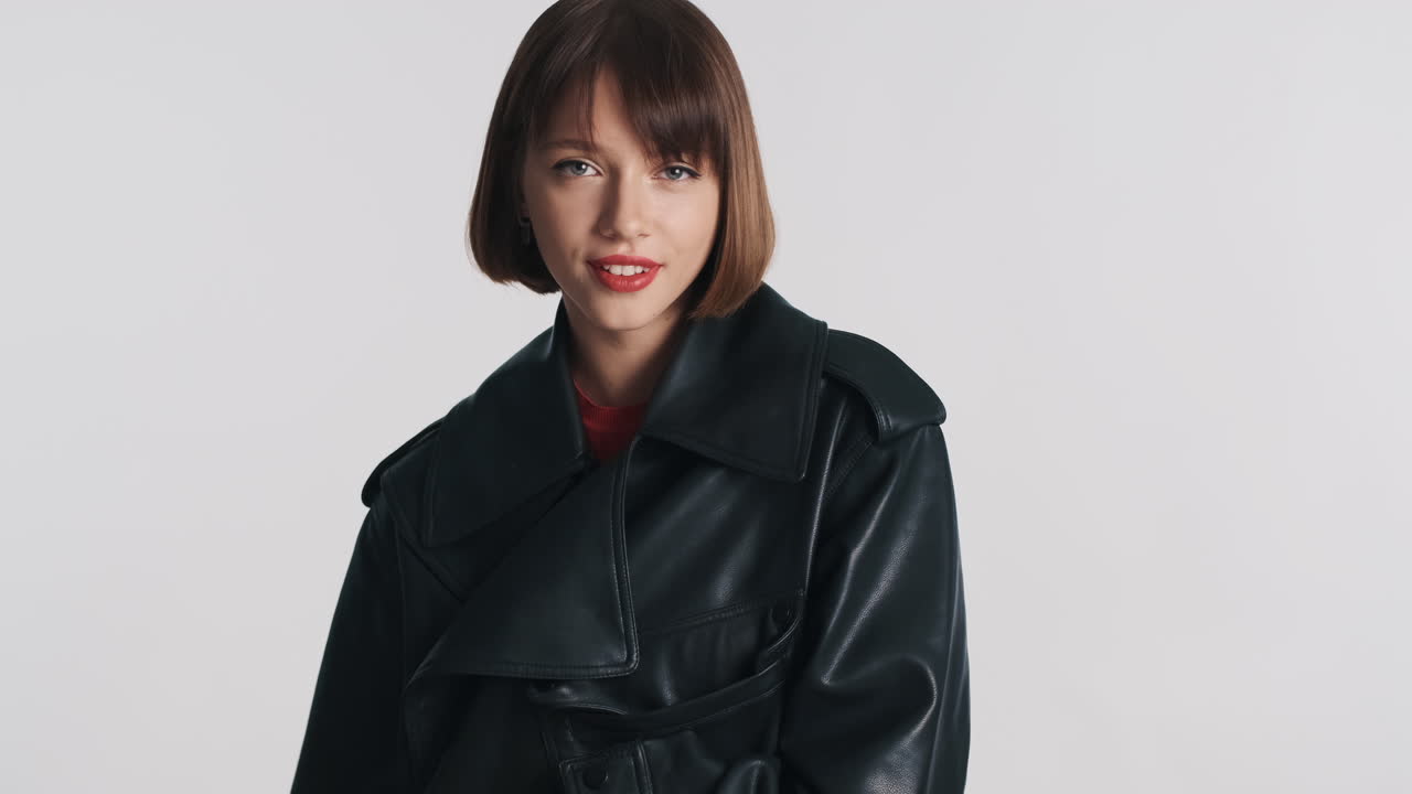 прекрасная модель с красными губами позирует