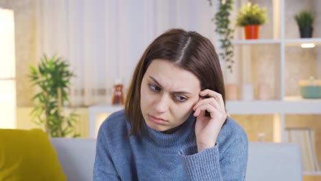 una joven confundida y pensativa, tomando una decisión, haciendo un plan.