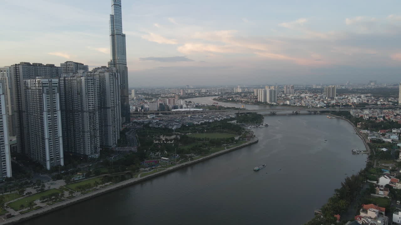 Ho Chi Minh Şehri Vietnam Akşam Vakti, Modern Nehir Kenarı Binalarının, Vinhomes Central Park'ın ve Song Sai Gon Nehri'nin Havadan Görünümü