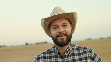 foto de retrato del joven agricultor con sombrero y mirando a los lados