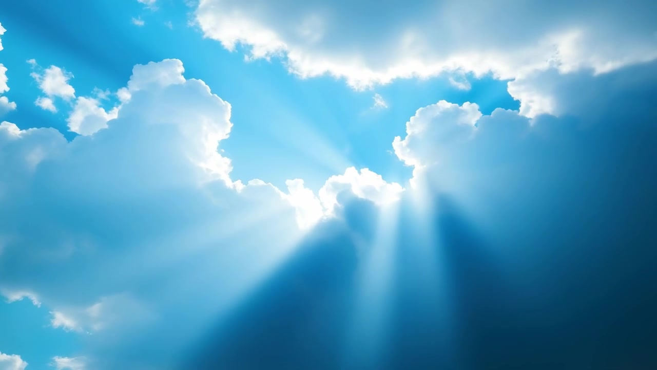 Raggi di sole che filtrano attraverso nuvole drammatiche nel cielo azzurro