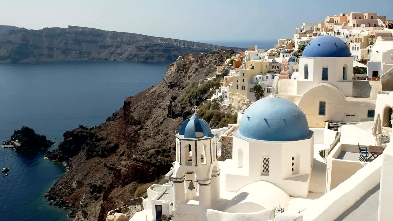fotografía panorámica de las famosas tres cúpulas azules en oia, santorini