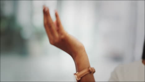 la mano de una mujer sosteniendo un globo de iconos de sostenibilidad