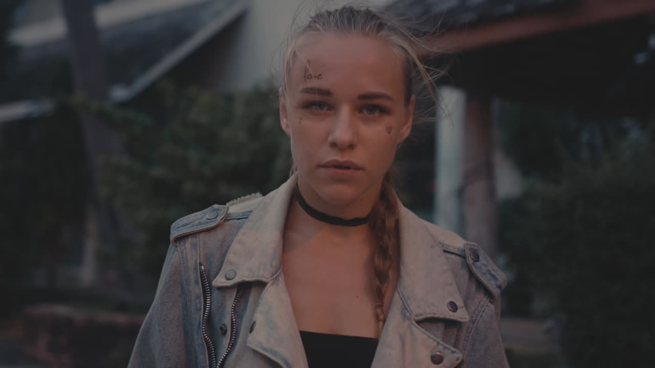 mujer joven con traje de estilo callejero