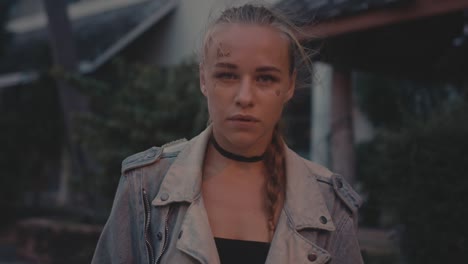 mujer joven con traje de estilo callejero