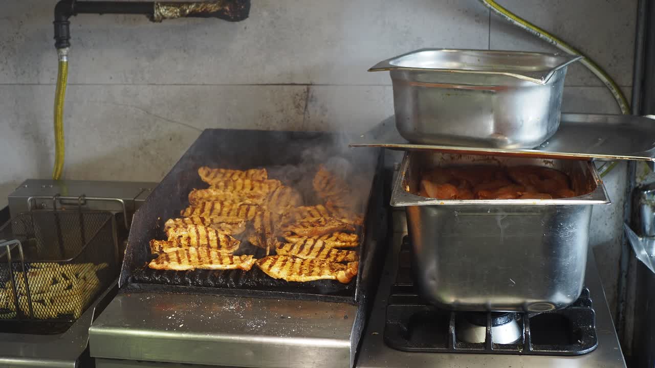 레스토랑 주방의 그릴 위에 긴 의 클로즈업