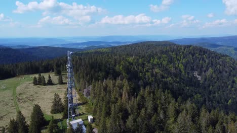 Luftfliegen-Entlang-Eines-Hohen-Telekommunikationsantennenmastmastes-Zwischen-Bergwald-In-Den-Vogesen-Von-Sérichamp,-Frankreich-4k