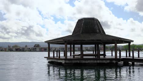 Wolken-über-Der-Nachbarschaft-Und-Einem-Pavillon