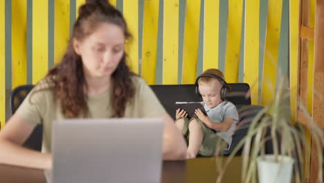 madre y hijo trabajando en casa