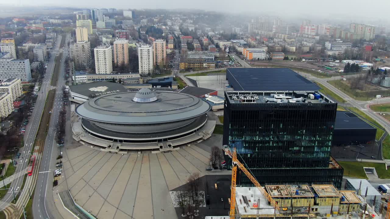 construcción aérea de katowice junto al edificio spodek 4k