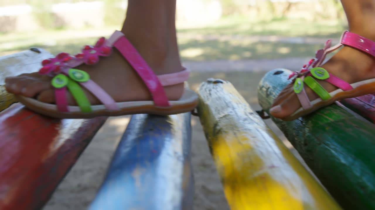 Bambina che gioca nel parco giochi 4k