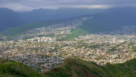 el paisaje de la ciudad de honolulu desde una montaña
