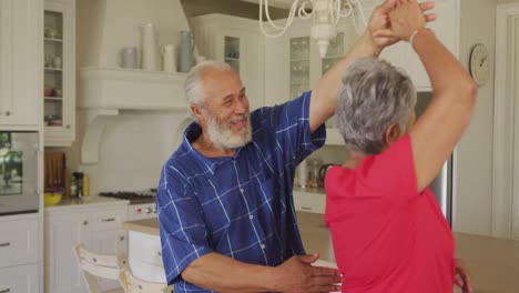 una pareja de ancianos afroamericanos que pasan tiempo juntos en casa.