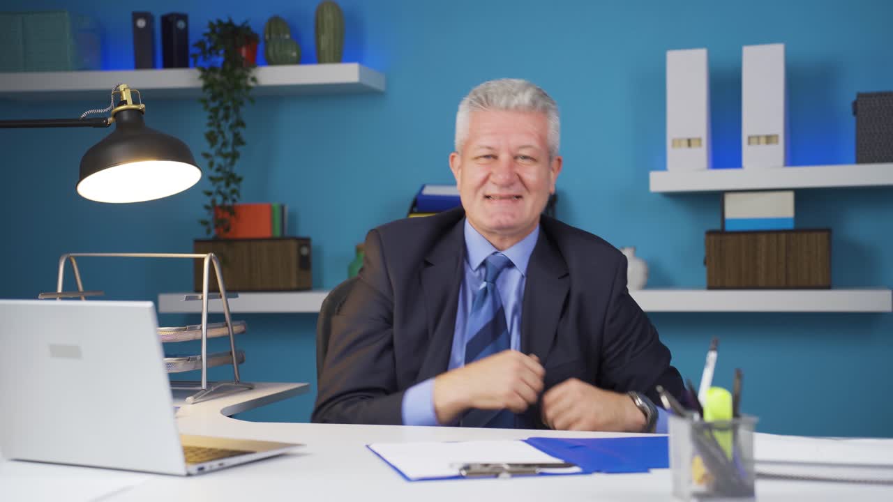 카메라를 쳐다보며 춤추는 즐거운 사업가