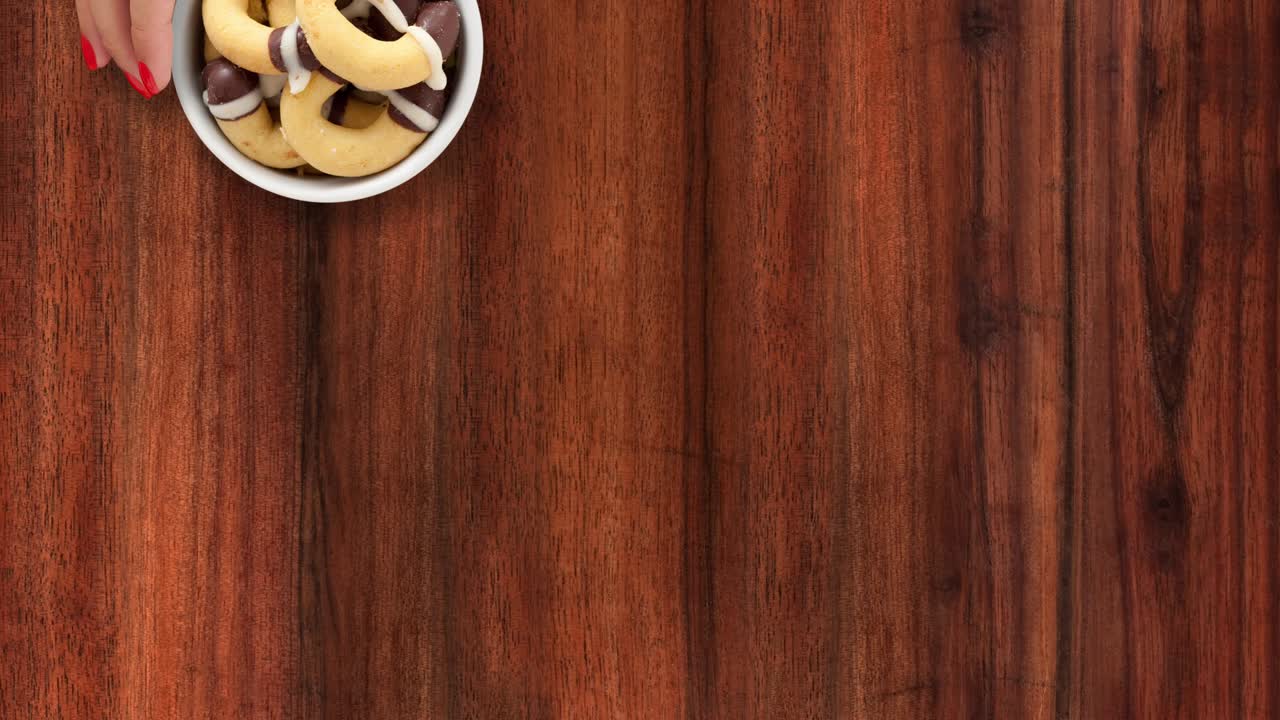 ofreciendo galletas de chocolate y vainilla