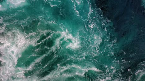 las olas de agua del río y el mar se encuentran durante la marea alta y la marea baja.