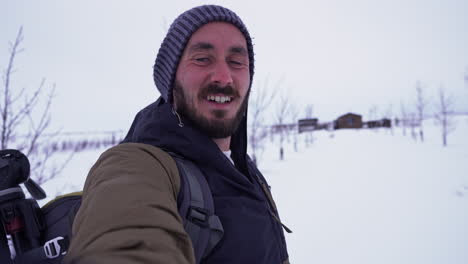 influencer vlog youtube путешествие в исландию в зимний сезон, показывая невероятный пейзаж, покрытый снегом
