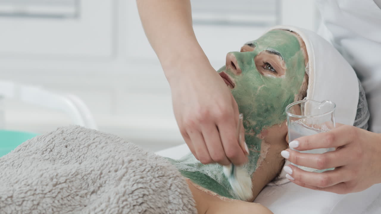 mujer recibiendo un tratamiento facial