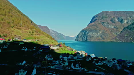 sombra del fiordo noruego sobre el pueblo, costa aérea del gryllefjord vista rural