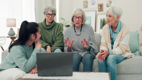 Computadora-Portátil,-Amigos-Y-Mujeres-Mayores-En-El-Sofá-En-Línea