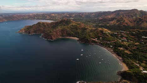 Vista-Aérea-Panorámica-Completa-De-La-Bahía-Costera-Tropical-En-La-Costa-De-Guanacaste,-Costa-Rica