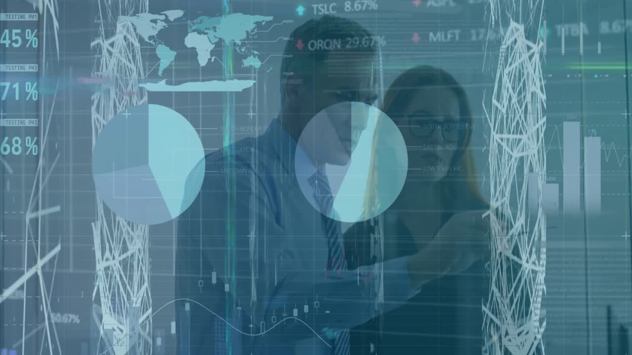 animación de la interfaz infográfica, compañeros de trabajo caucásicos haciendo una lluvia de ideas en un tablero transparente en la oficina.