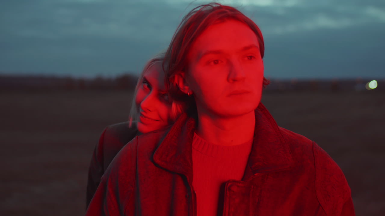 ⁇ 은 빛 밖에서 남자친구 뒤에서 춤을 추는 젊은 여성