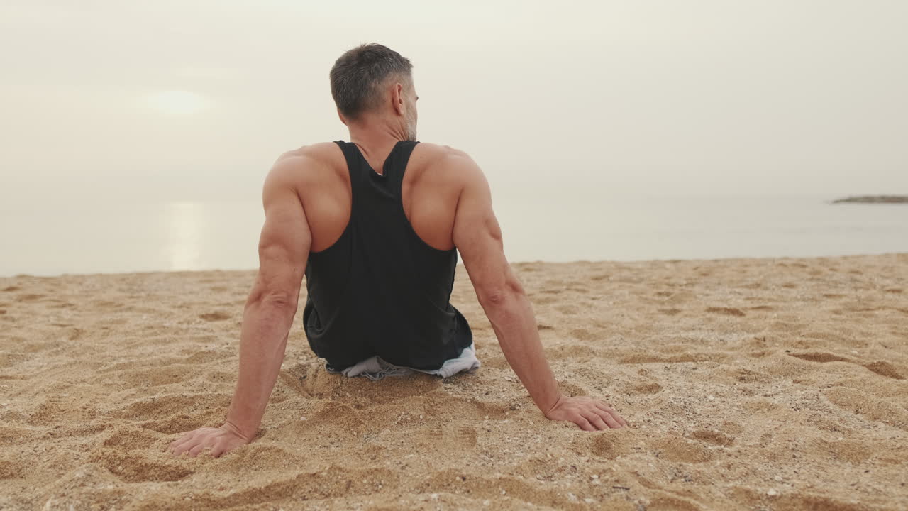 해변에서 편안한 남자