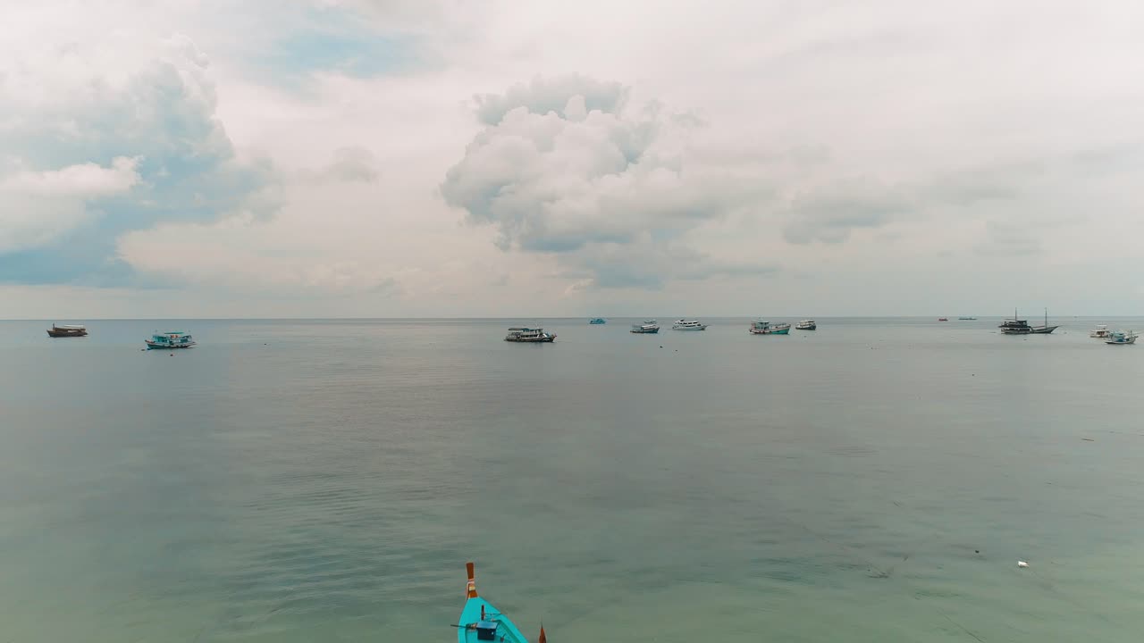 배와 함께 평온한 바다