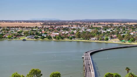 aérea sobre el puente y hacia la ciudad de yarrawonga en el fondo