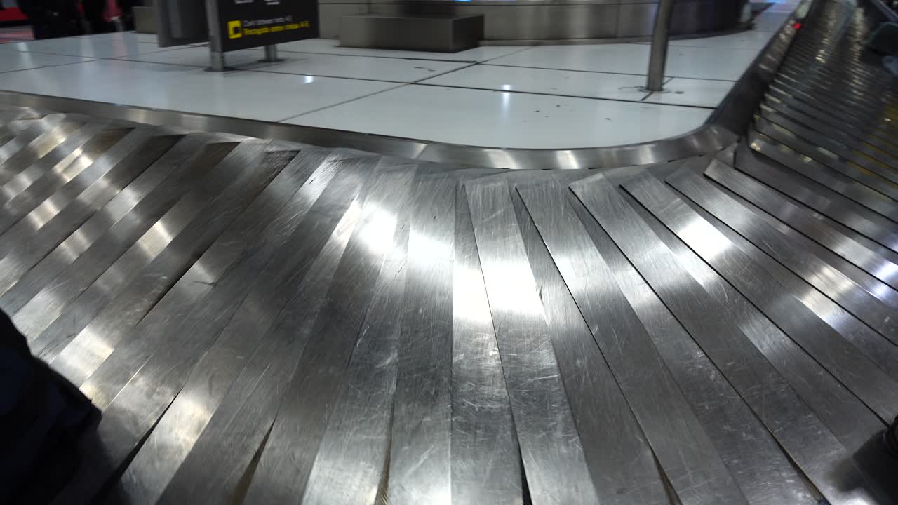 Recogiendo equipaje en el aeropuerto. Los pasajeros esperan su equipaje después de la llegada
