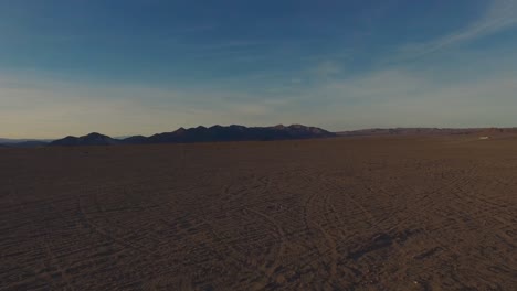 Death-Valley-California-Sanddünen-Und-Berge-Fliegen-über-Pull-Back-Drohne-4k
