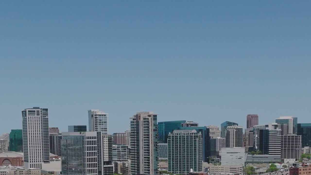 建物と澄み切った空があるダラスのダウンタウンの眺め