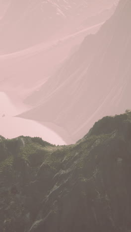 majestuoso paisaje montañoso con un valle de niebla