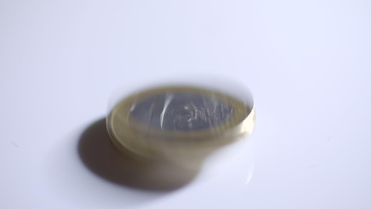 una moneda de euro girando y cayendo