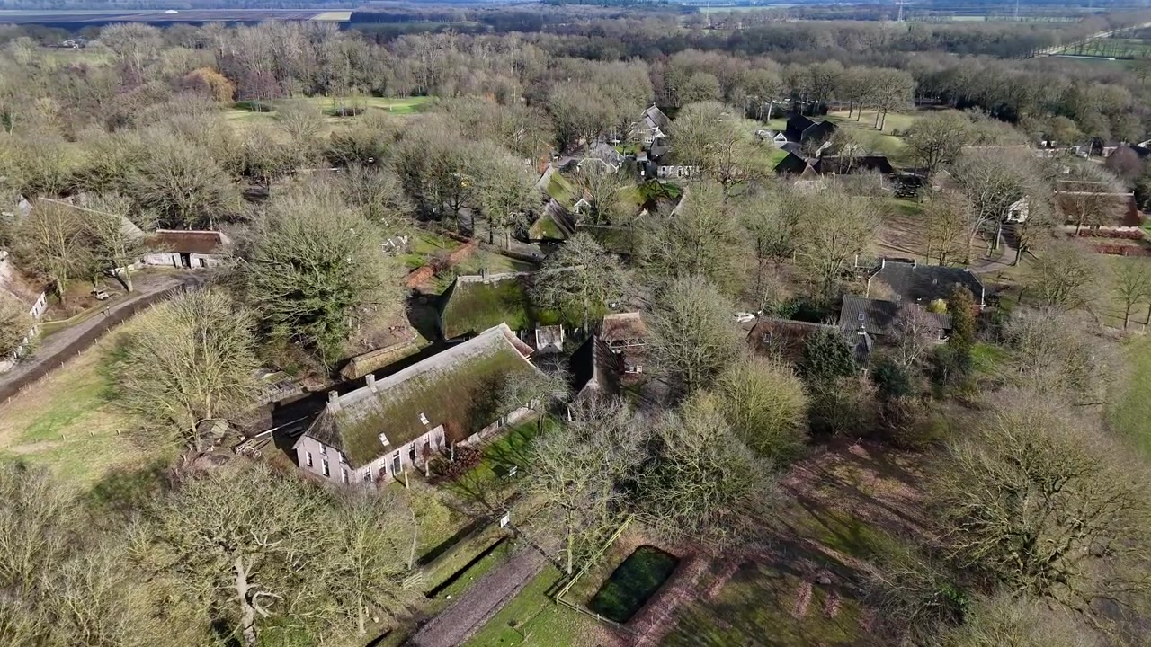 Optagelse af tomme Orvelte, en historisk kulturarvslandsby i Drenthe, Holland. Videoen viser traditionelle stråtækte bondehuse og det fredfyldte landskab omkring denne maleriske hollandske landsby.