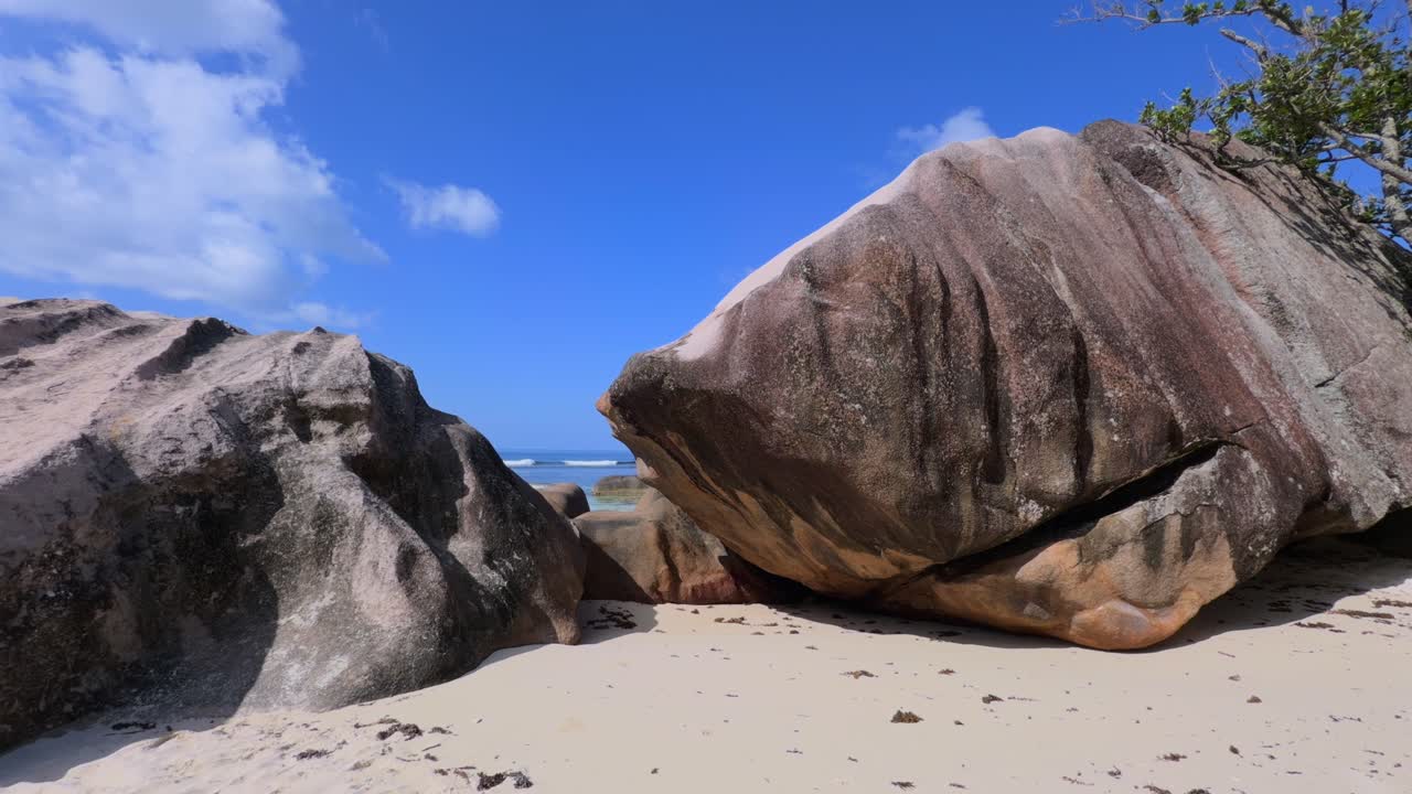Smuk hvid sandstrand og enorme granitsten, Baie Lazare strand, Mahe, Seychellerne 25fps 002