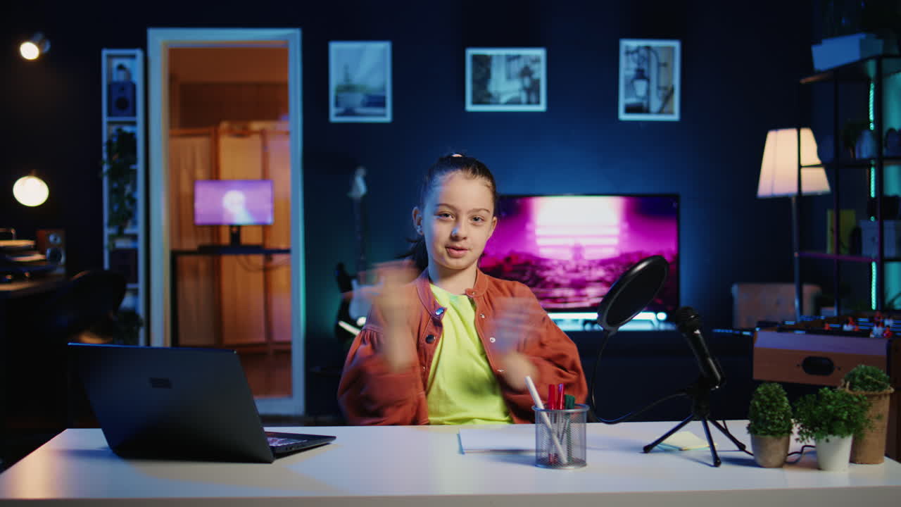 una influencer feliz grabando un video hablando con sus fans