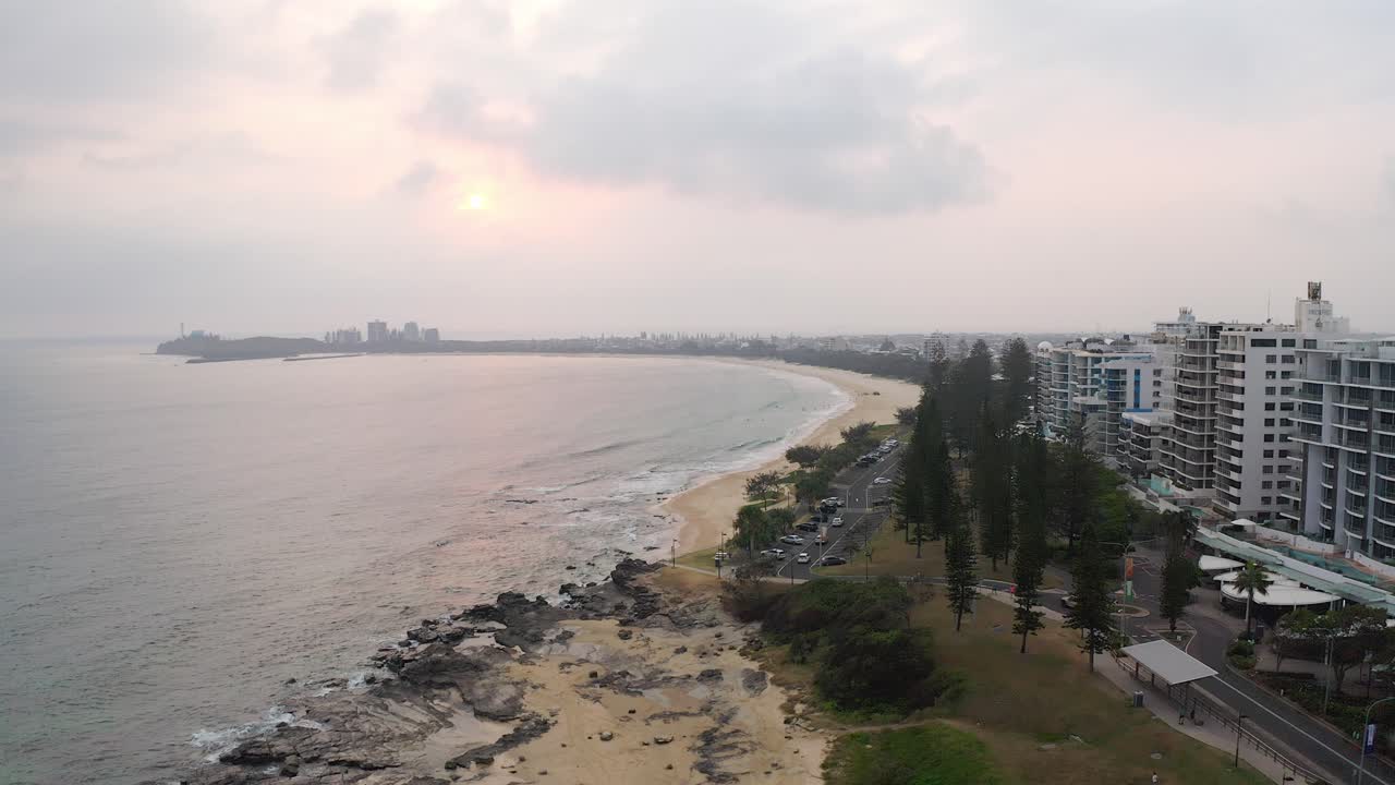 Panorama dell'intera spiaggia di Mooloolaba sull'oceano al tramonto nella regione della Sunshine Coast in Australia