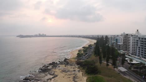 Panorama-De-Toda-La-Playa-De-Mooloolaba-Frente-Al-Mar-Al-Atardecer-En-La-Zona-De-La-Costa-Del-Sol-De-Australia