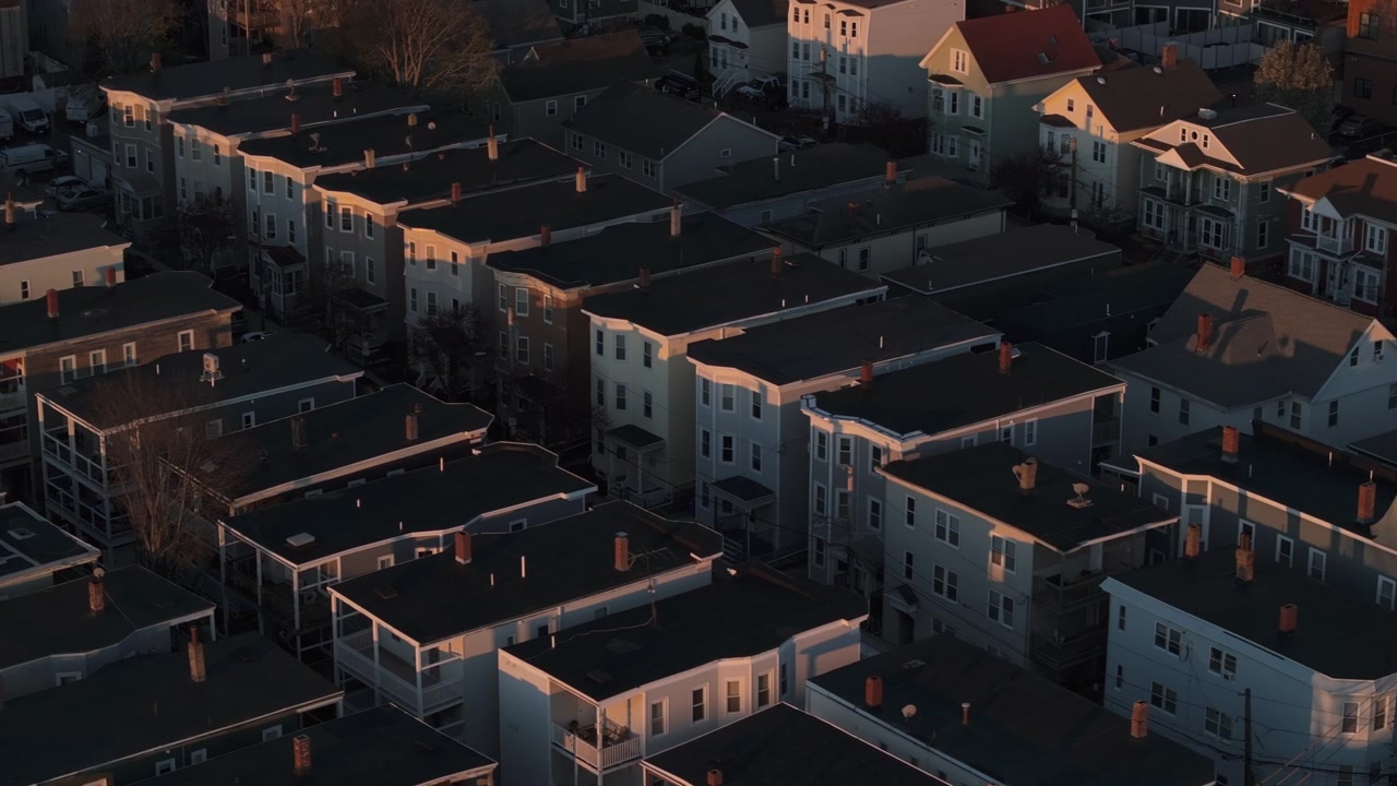 Droneoptagelse af huse i Dorchester, Boston. Optaget ved solopgang