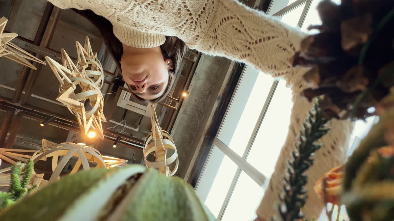 여성이 창의적인 카페에서 멜론을 잘라내고 있습니다.