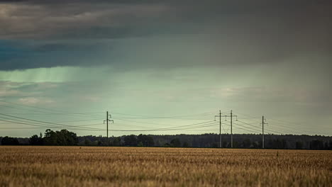 tormenta de lluvia sobre un campo de trigo de tierras de cultivo - el tiempo de lapso del cazador de tormentas