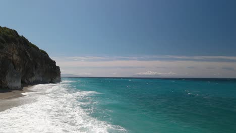 Antena-A-Lo-Largo-De-Los-Acantilados-Costeros,-Playa-De-Gjipe,-Albania