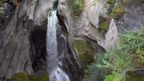 Hermoso-Cañón-Azul-Cascada-Cubierto-De-Musgo