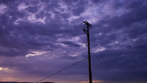 Poste-De-Energía-Contra-El-Atardecer-Nublado-En-El-Norte-De-Canadá