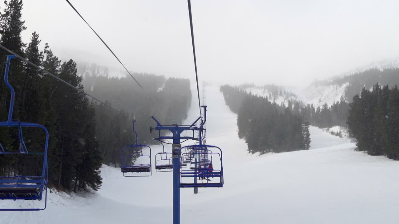 teleférico com esquiadores e praticantes de snowboard em uma estação de esqui em alberta, canadá