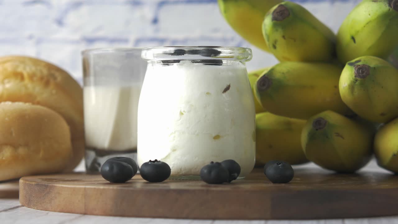 perfecto de yogur saludable con plátanos y arándanos