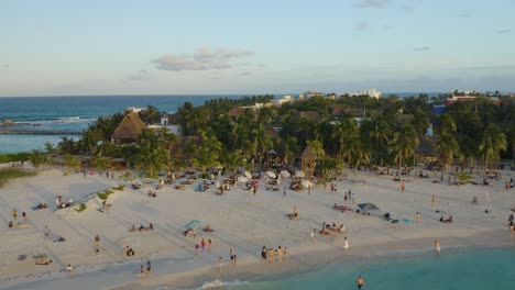 Luftfliege-über-Touristen,-Die-Sich-Am-Strand-Amüsieren